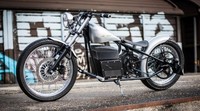 Sadel buatan tangan, fender yang telah dimodifikasi serta tangki bahan bakar faux juga menghiasi motor listrik ini. Motor ini dibalut cat warna perak layaknya sebuah mobil Mercy. Pool/dok SineCycle.