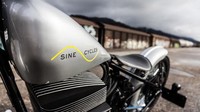 SineCycle digerakkan oleh motor magnet permanen 2.8 kWh dari Zero Motorcycles. Tenaga motor listrik itu disalurkan ke roda belakang melalui karet belt. Pool/dok SineCycle.