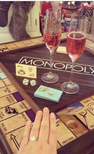 Sweet! Pria Ini Lamar Kekasih dengan Papan Monopoli