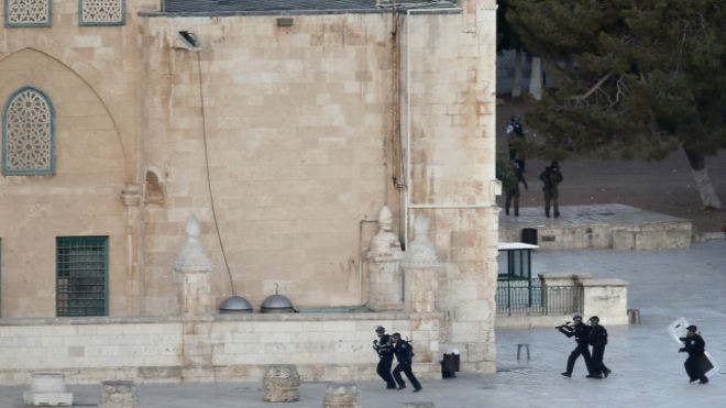 Pemuda Palestina dan Aparat Israel Bentrok di Al Aqsa