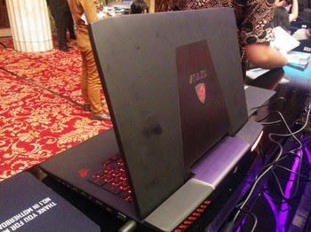 Perangkat dengan bentang layar 17,3 inch (1.920x1.080 pixels) itu dipersenjatai dengan prosesor Intel Core i7-4750HQ, RAM 8/32 GB DDR3L 1600 MHz, penyimpanan SATA3 1TB HDD, dan kartu grafis Nvidia GeForce GTX 980M.