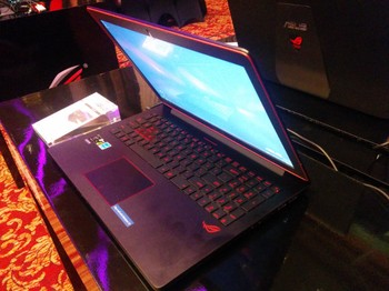 Asus ROG G501JW disebut sebagai laptop gaming on-the go. Karena selain memiliki performa yang tinggi, perangkat laptop ini mengusung ketebalan yang cukup tipis, yakni 0,8 inch dan bobot hanya 2,06 kg sehingga mudah dibawa ke mana saja.
