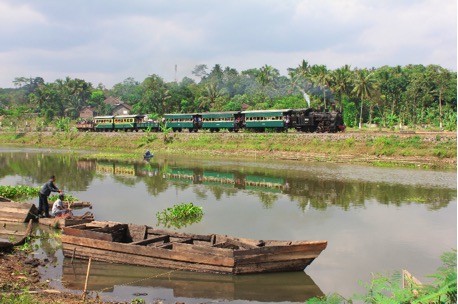 Naik Kereta Api Menikmati Alam dan Sejarah