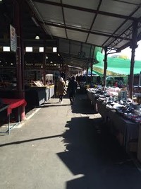 Aneka kerajinan seperti keramik, hingga pernak-pernik lucu bisa ditemui di sini. Asyiknya lagi, beberapa penjualnya masih bisa diajak tawar-menawar (Angga/detikTravel)