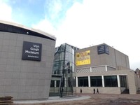 Pameran ini menyuguhkan lebih dari 100 karya seni Van Gogh, Munch, juga para pelukis ternama termasuk Claude Monet. Lukisan-lukisan tersohor seperti The Scream, Starry Night Over the Rhone, juga Madonna ditampilkan di sini (Sastri/detikTravel)