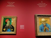 Ini adalah dua lukisan Van Gogh yang memiliki kemiripan dalam hal warna dan tema. Kedua lukisan ini, The Zouave dan Potrait of Patience Escaller dibuat Van Gogh pada 1888 (Sastri/detikTravel)