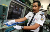 Nirwansyah juga memastikan semua mesin berfungsi normal. Dari rem, lampu, manometer, spedometer, tegangan listrik, radio lokomotif, handle hingga pedal, seluruhnya dicek.