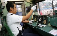 Selama di perjalanan, sambil memperhatikan sinyal, ia tampak melakukan metode tunjuk sebut. Meski hanya seorang diri di dalam kabin, Nirwansyah tetap menunjuk setiap sinyal dan menyebut maksud dari sinyal itu.     