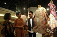 Renitasari Adrian Program Director Bakti Budaya Djarum Foundation berbincang Pincky Sudarman Presiden Direktur Alun-Alun Indonesia dan Denny Wirawan; desainer Balijava Koleksi Batik Kudus usai pembukaan pop up store.