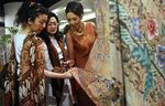 Indahnya Busana Dalam Balutan Batik Kudus