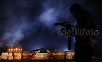 Pengunjung mengabadikan Candi Blandongan.