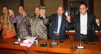 Ketua Komisi VI, Achmad Hafisz Tohir (Dua kanan) didampingi Wakil Ketua Komisi VI  Azam Azman Natawijaya (tengah) dan sejumlah anggota Komisi VI mengangkat tangan sebelum memberikan keterangan pers. Lamhot Aritonang/detikFoto.