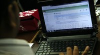 Peserta rapat menjajal aplikasi sistem informasi logistik (Silog) Pilkada 2015.