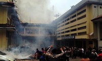 Petugas pemadam berusaha memadamkan api. Damar Sinuko/CNN Indonesia.