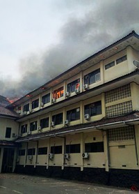 Api melalap lantai tiga gedung Mapolda. Damar Sinuko/CNN Indonesia.