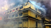 Api melalap lantai tiga gedung tersebut. Damar Sinuko/CNN Indonesia.