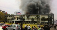 Asap hitam terlihat membubung tinggi. Damar Sinuko/CNN Indonesia.