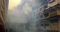 Petugas pemadam berupaya memadamkan api. Damar Sinuko/CNN Indonesia.