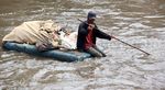 Mengais Rezeki di Sungai Ciliwung