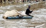 Mengais Rezeki di Sungai Ciliwung