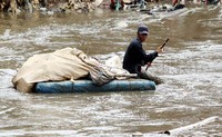 Pemulung itu juga membawa karung besar untuk menyimpan sampah plastik.