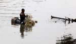 Mengais Rezeki di Sungai Ciliwung