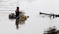 Selain pemulung, ada juga warga yang mencari ikan di sungai tersebut.