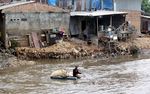 Mengais Rezeki di Sungai Ciliwung
