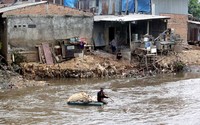 Kerasnya hidup di Ibukota Jakarta membuat pemulung itu nekat mengais rezeki di Sungai Ciliwung.
