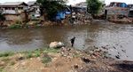 Mengais Rezeki di Sungai Ciliwung