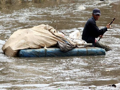 Mengais Rezeki di Sungai Ciliwung