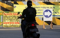Spanduk dan pelang pemberitahuan dipasang di sekitar lokasi perbaikan jembatan.