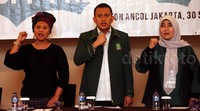 Wasekjen DPP PKB Luluk Nur Hamidah, Sekjen Abdul Kadir Karding, Ketum Perempuan Bangsa Siti Masrifah berbincang saat pelatihan media sosial bagi kader PKB di Jakarta, Rabu  (30/9/2015).