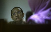 Suryadharma Ali mendengarkan kesaksian Bendahara Pengeluaran Setjen Kemenag.