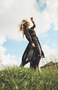 Dalam foto teaser, Taeyeon tampak mengenakan dress panjang menerawang berwarna hitam bermotif dipadu obi merah marun. (SMTOWN)