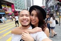 Tyas Mirasih tampak mesra memeluk pacarnya, Raiden Soedjono saat liburan berdua di Hong Kong. (Instagram/tyasmirasih)