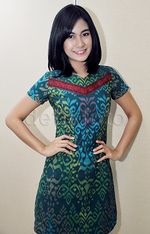Geulisna Anisa Rahma Berbaju Tenun