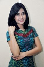 Geulisna Anisa Rahma Berbaju Tenun