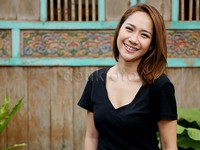 Meski tanpa dandanan yang tebal, istri Ashraf Sinclair itu tetap terlihat cantik.
