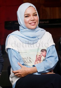 Dalam film 'Air Mata Surga', Dewi berperan sebagai Fisha. Pool/Gus Mun/detikFoto.