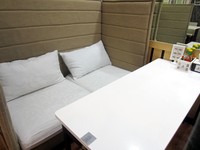 Tempat duduk yang disediakan sangat nyaman. Berupa sofa empuk dan lebar, mirip ranjang kecil. Banyak pengunjung terlihat asyik menghabiskan waktu di sini.