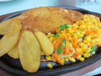 Imported Dori Crispy terbuat dari fillet ikan dori yang digoreng tepung. Tekstur ikannya sangat lembut dan empuk dengan rasa gurih enak. Saking empuknya, tak sulit menggunting steak ini.