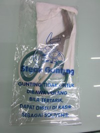 Alih-alih menggunakan pisau, Steak Gunting menyediakan gunting sebagai alat memotong steak. Bentuk gunting disesuaikan dengan bagian ujung yang membengkok. Jika tertarik memilikinya, pengunjung dapat membeli gunting ini di kasir.