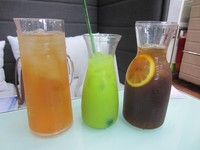 Ragam minuman di Steak Gunting yang kami pesan. Berupa es teh tawar, jus kedondong, dan es teh manis. Minuman ini disajikan dalam gelas kaca berukuran sangat besar sehingga memuaskan dahaga. Jus kedondong jadi favorit kami karena rasanya yang asam segar.