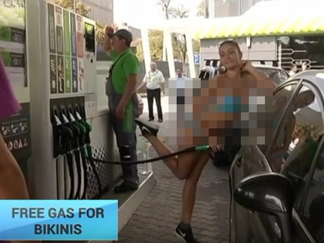 Pakai Bikini, Dapat Bensin Gratis