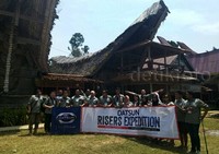 Para Risers foto bersama di gua tengkorak, Toraja.