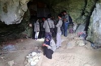Para Risers menjelajah gua yang dipenuhi tengkorak dan tulang belulang dari rumpun keluarga Pong Kesu.
