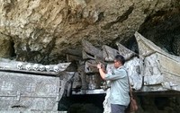 Di gua tengkorak para Risers tidak ketinggalan memotret tengkorak-tengkorank yang berada di dinding gua. Termasuk peti jenazah yang digantung di tebing.