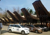 Para Risers menuju kompleks rumah adat Tongkonan di Ketekesu menggunakan 10 unit Datsun GO+ Panca.