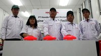 (Kiri ke kanan) Marketing & After Sales Service Director PT Honda Prospect Motor (HPM) Jonfis Fandy, Senior Vice President HPM Benawati Abas, President Director HPM Tomoki Uchida, Vice President HPM Hidekazu Tsunemi, dan Production Director HPM Yosanto meresmikan fasilitas engine test bench.